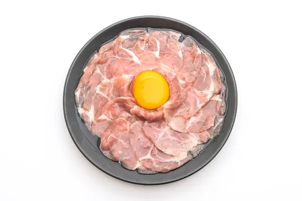 Čerstvé Plátky Vepřového Vejcem Vaření Nebo Shabu Shabu Sukiyaki Izolovaných — Stock fotografie