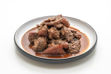 Beyaz arka plan üzerinde izole ot ile domuz eti güveç