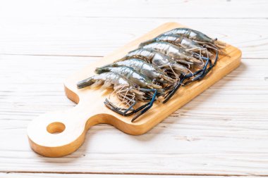 kesme tahtası üzerinde taze mavi karides