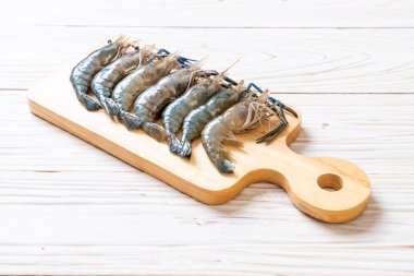 kesme tahtası üzerinde taze mavi karides