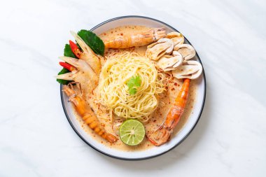 Baharatlı karides spagetti makarna (Tom Yum Goong) - İtalyan Füzyon gıda tarzı