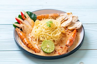 Baharatlı karides spagetti makarna (Tom Yum Goong) - İtalyan Füzyon gıda tarzı