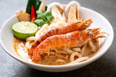 Baharatlı karides udon ramen noodle (Tom Yum Goong) - Japon füzyon gıda tarzı