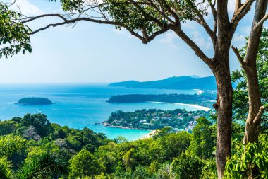 Tropikal plaj manzarası, Karon view Phuket, Tayland - tatil tatil kavramı üzerine gelin