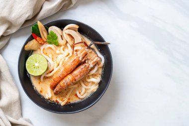 Baharatlı karides udon ramen noodle (Tom Yum Goong) - Japon füzyon gıda tarzı