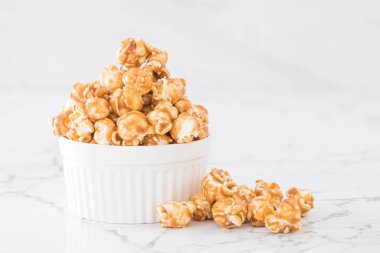 Patlamış Mısır ile karamel kase