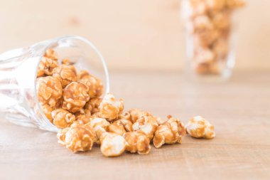 Patlamış Mısır ile karamel kase