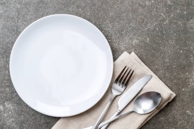 boş tabak kaşık çatal ve bıçak masada