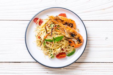 ızgara karides ve domates - İtalyan Füzyon gıda tarzı ile tavada kızartılmış spagetti