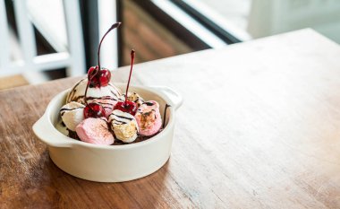 pişmiş hatmi ve dondurma kase ile çikolatalı kek