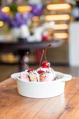 pişmiş hatmi ve dondurma kase ile çikolatalı kek