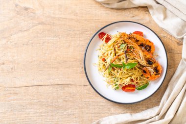 ızgara karides ve domates - İtalyan Füzyon gıda tarzı ile tavada kızartılmış spagetti