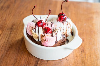 pişmiş hatmi ve dondurma kase ile çikolatalı kek