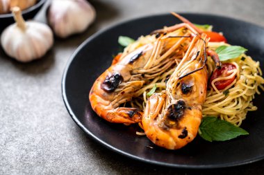 ızgara karides ve domates - İtalyan Füzyon gıda tarzı ile tavada kızartılmış spagetti