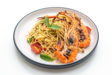 ızgara karides ve beyaz arka plan üzerinde izole domates ile tavada kızartılmış spagetti