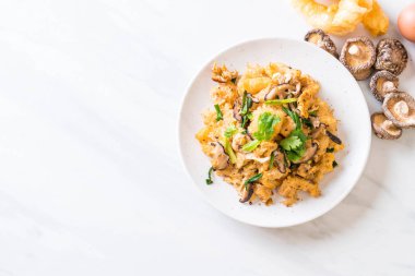 Tavada balık Maw plaka üzerinde