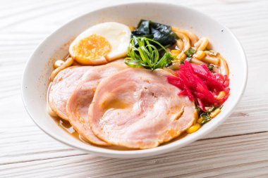 Baharatlı miso udon ramen noodle ile domuz eti - Japon gıda tarzı