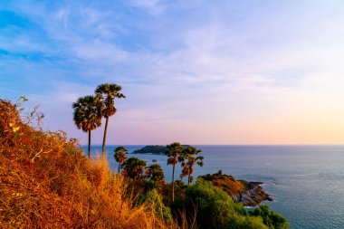 Phromthep Cape bakış açısıyla güzel günbatımı alacakaranlık gökyüzü Phuket, Tayland - işleme tarzı filtre efekti