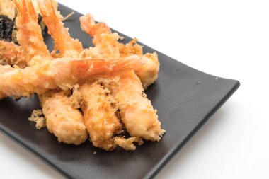 Beyaz arka plan üzerinde izole karides tempura (hırpalanmış kızarmış karides)