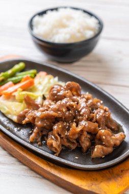 sıcak plaka - Asya tarzı domuz biftek dilimlenmiş