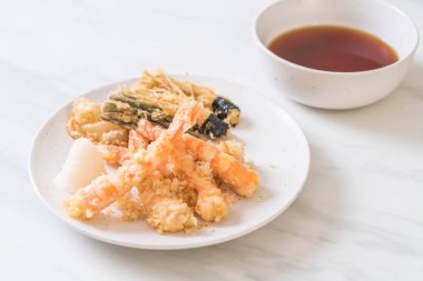 karides tempura (hırpalanmış kızarmış karides) sebze - Japon gıda tarzı