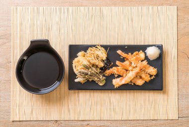 karides tempura (hırpalanmış kızarmış karides) sebze - Japon gıda tarzı
