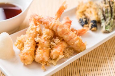 karides tempura (hırpalanmış kızarmış karides) sebze - Japon gıda tarzı
