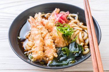 Japon usulü karidesli ramen eriştesi.