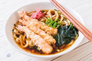 Japon usulü karidesli ramen eriştesi.