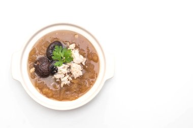 Yengeç beyaz arka plan üzerinde izole kase kırmızı et suyu çorbası kızarmış balık Maw