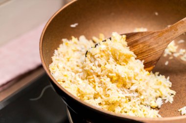 Pan kızarmış pilav pişirme