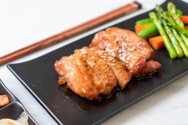 Teriyaki chiciken biftek - Asya gıda tarzı