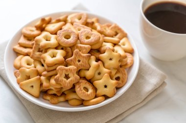 Kahveli bisküvi krakeri.