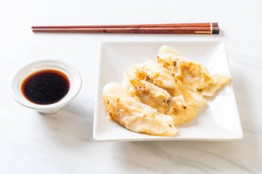Japon gyoza 'sı ya da soya soslu hamur tatlısı.