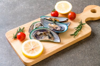 malzemelerle ahşap tahta üzerinde taze midye