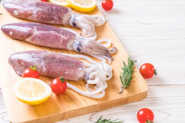 taze ahtapot veya mürekkep malzemelerle ahşap tahta üzerinde ham