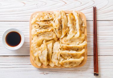 Japon gyoza 'sı ya da soya soslu hamur tatlısı.