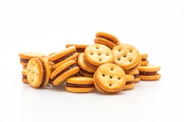 Beyaz arka planda izole edilmiş ananas reçelli hindistan cevizi bisküvisi