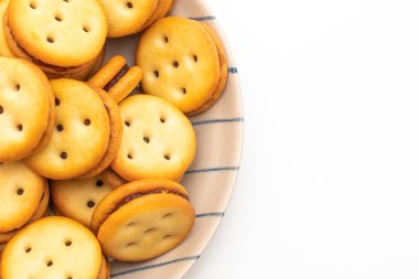 Beyaz arka planda izole edilmiş ananas reçelli hindistan cevizi bisküvisi