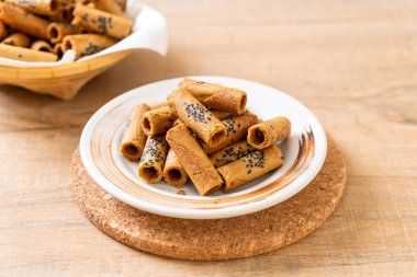 Taylandlı çıtır Hindistan cevizi roll - Tay tatlı snack