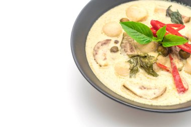 Beyaz arka plan üzerinde izole balık topu ile yeşil köri