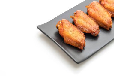 Beyaz arka plan üzerinde izole Barbekü tavuk kanadı