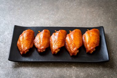 Barbekü tavuk kanadı sosu ile