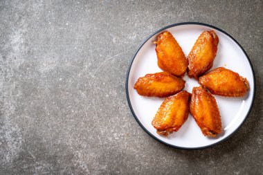 Barbekü tavuk kanadı sosu ile