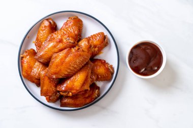 Barbekü tavuk kanadı sosu ile