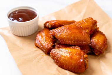 Barbekü tavuk kanadı sosu ile