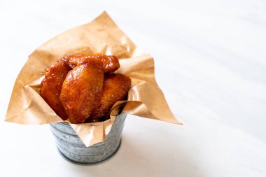 Barbekü tavuk kanadı sosu ile