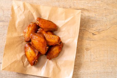 Barbekü tavuk kanadı sosu ile