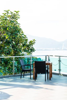 boş veranda sandalye ve masa deniz görünümü arka plan ile