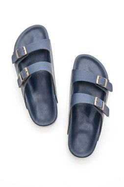 Erkekler beyaz arka plan üzerinde izole sandalet deri